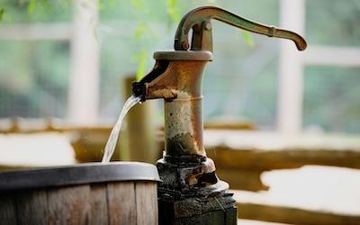 Groundwater pumping for irrigation and other uses now exceeds annual recharge rates in many parts of the Unites States. Image credit: Jainath Ponnala | Unsplash